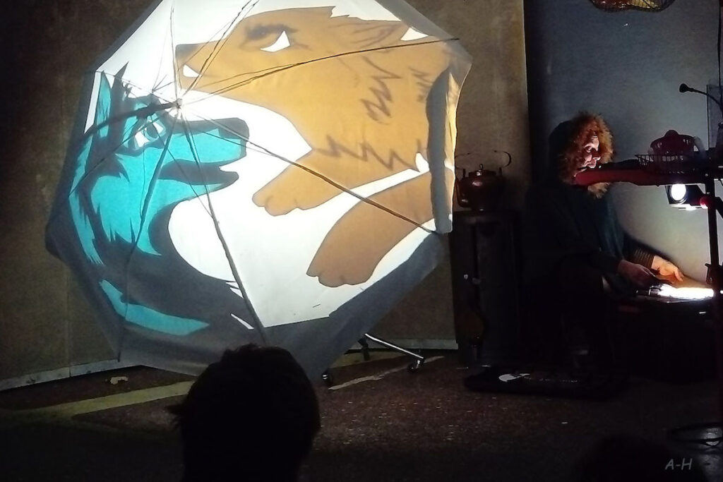L'oeil du loup adapté dans un spectacle de théâtre d'ombre