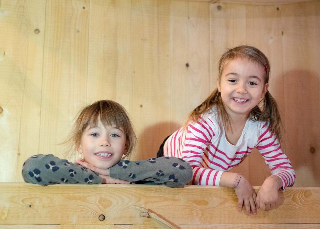 Lou et Maïwen posent pour Grains de Sel