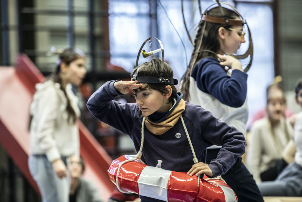 Un élève de la Maîtrise de l'Opéra de Lyon en pleine répétition du prochain spectacle L'Avenir nous le dira © Jean-Louis Fernandez