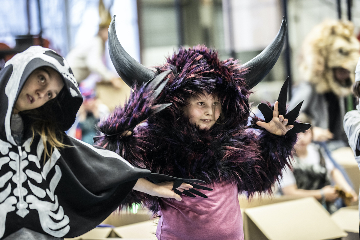 Une élève de la Maîtrise de l'Opéra de Lyon en pleine répétition du prochain spectacle L'Avenir nous le dira
