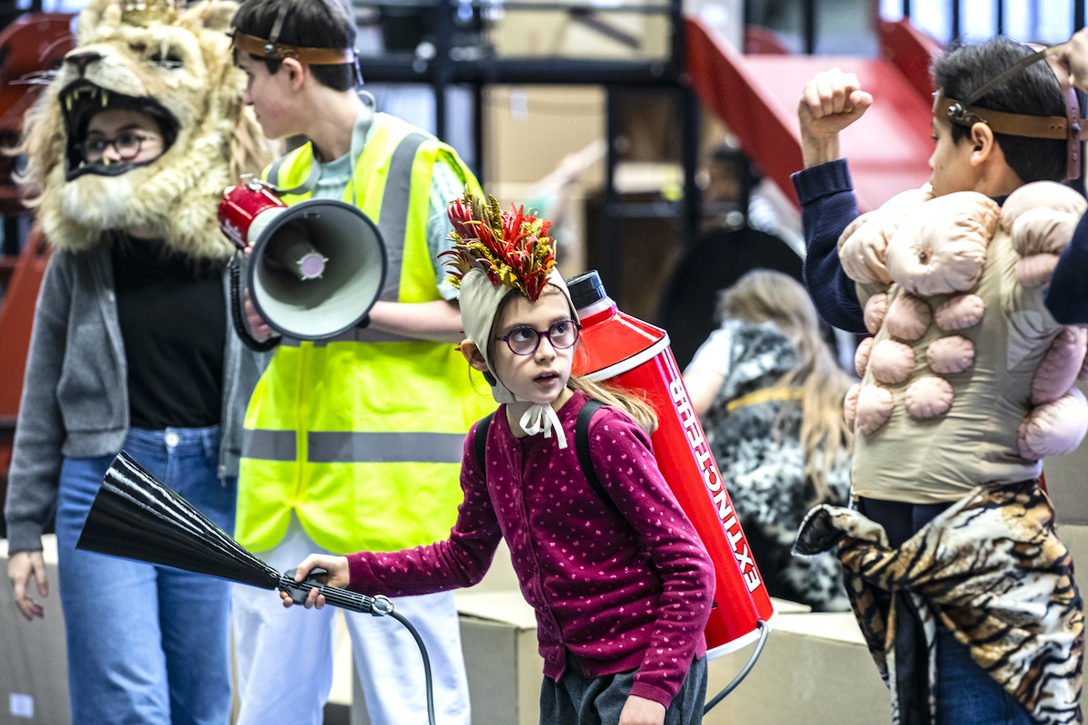 Zoé, élève de la Maîtrise de l'Opéra de Lyon, en pleine répétition du spectacle L'Avenir nous le dira © Jean-Louis Fernandez
