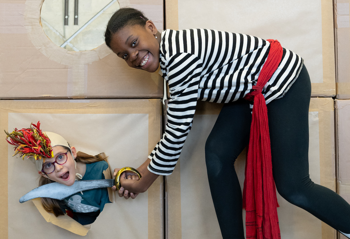 Zoé et Charity de la Maîtrise de l'Opéra de Lyon posent pour Grains de Sel
