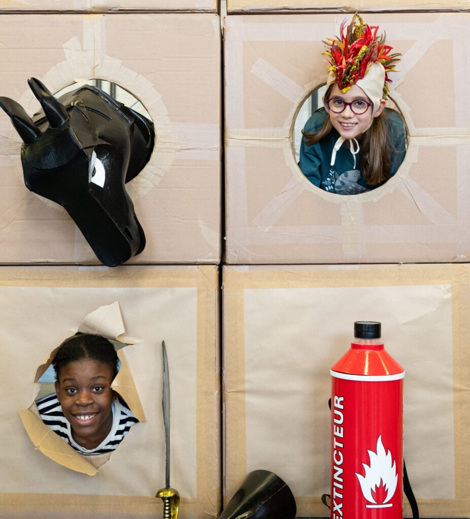 Zoé et Charity, élèves de la Maîtrise de l'Opéra de Lyon, posent pour Grains de Sel