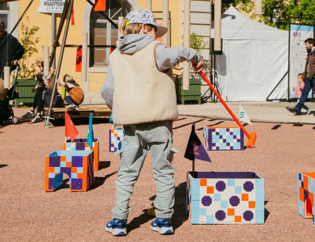 Playground, IF, Les Subs
