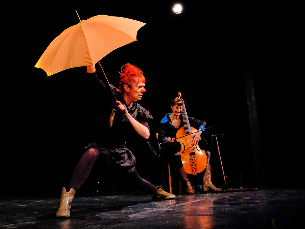 Variations pour un parapluie, Cie CHOUETTE il pleut
