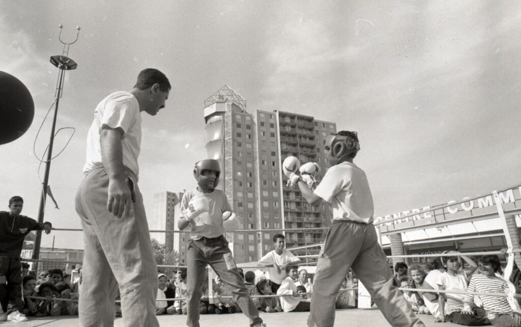 Animation boxe organisée par la Maison des jeunes et de la culture, septembre 1990,
photographie N & B, collection Archives municipales de Vaulx-en-Velin, dans exposition Voyages en cité, Cité-musée Tony Garnier