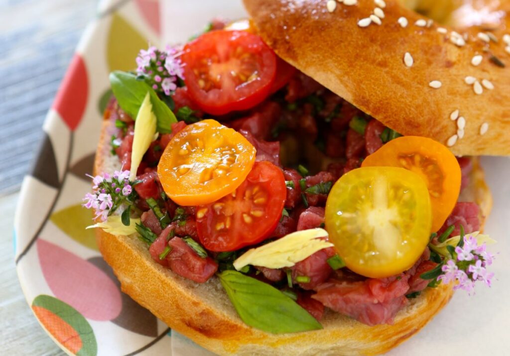 Recette de bagel-tartare aux herbes de Sonia Ezgulian