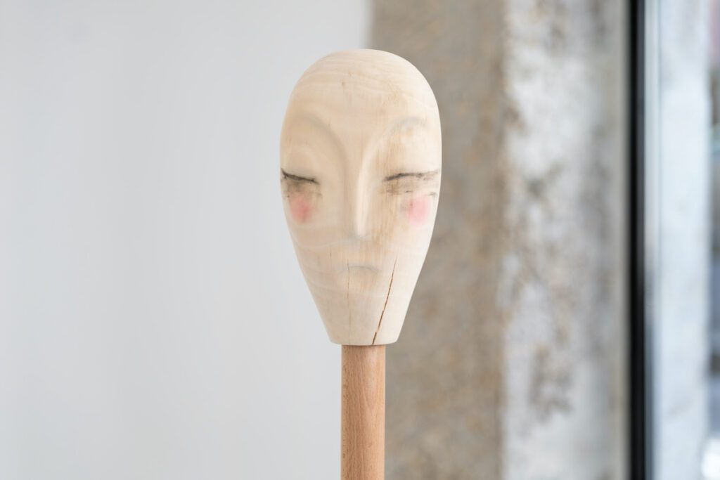 Derrière la luette expo Kommet