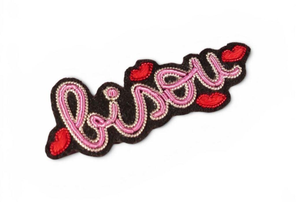 Broche Bisou Malicieuse