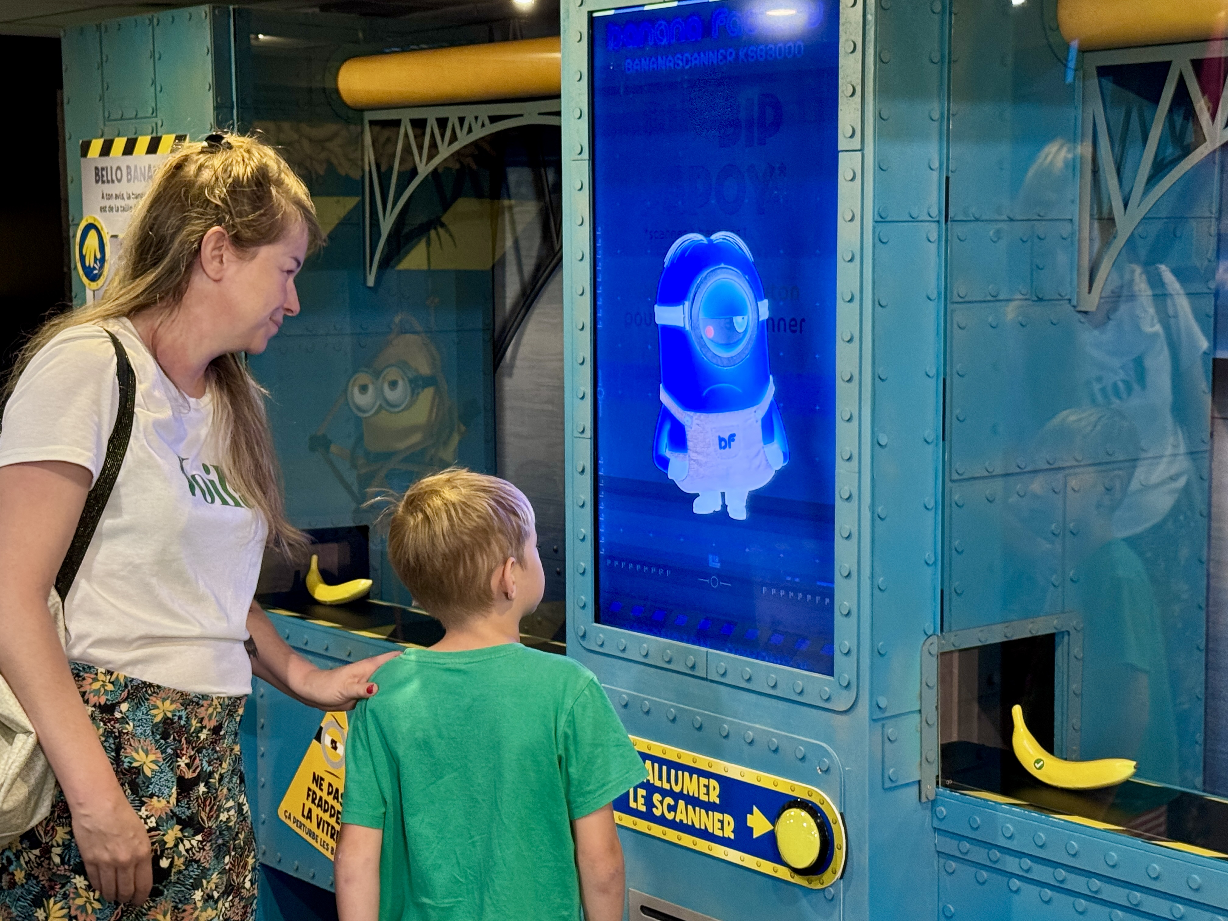 .Un enfant plongé dans l'univers des Minions à Mini World Lyon